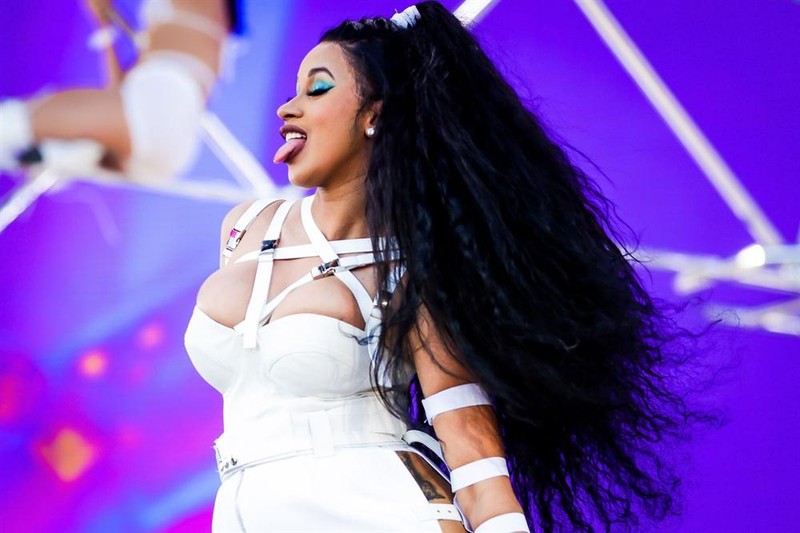 Thoi trang khac nguoi cua rapper Cardi B khien fans 