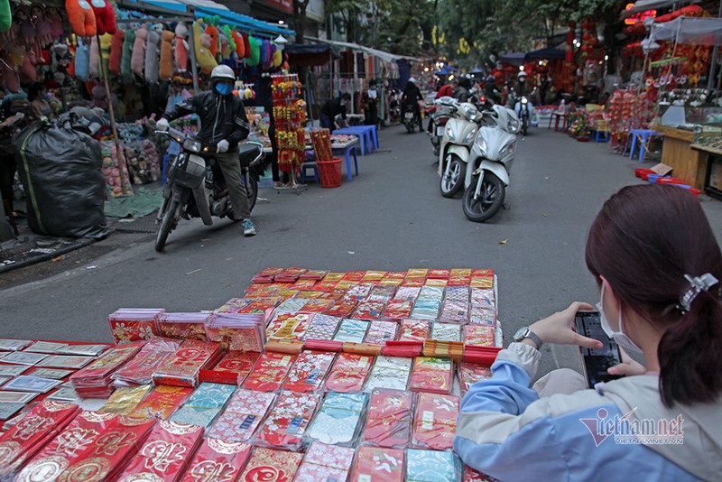 8 ngay nua den Tet, cho hoa pho co Ha Noi vang chua tung co-Hinh-12