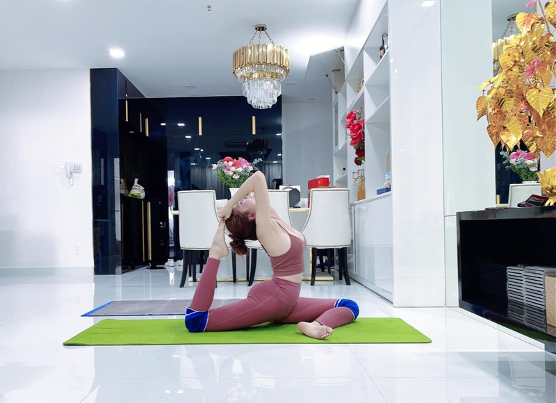 Cac dong tac yoga goi cam giup hoa hau “canh nong” Phan Thi Mo giu dang-Hinh-7