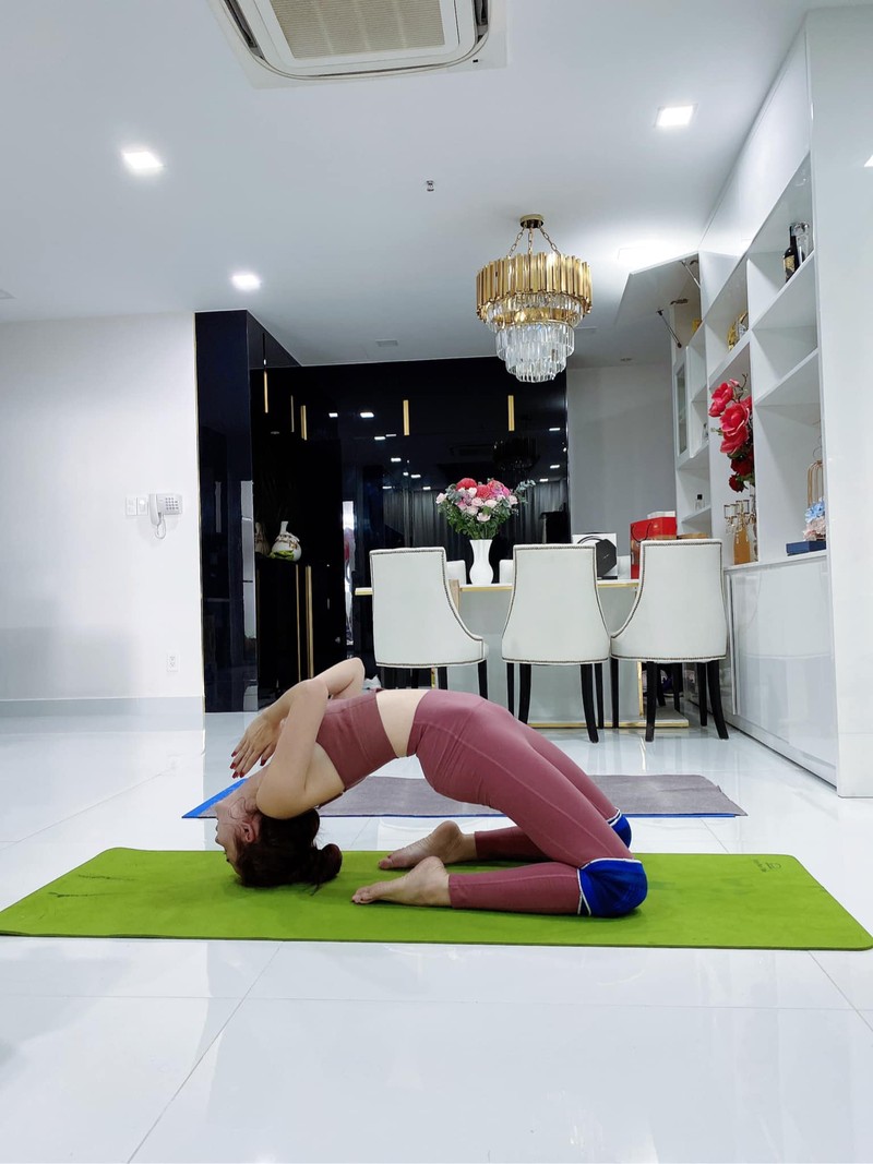 Cac dong tac yoga goi cam giup hoa hau “canh nong” Phan Thi Mo giu dang-Hinh-8