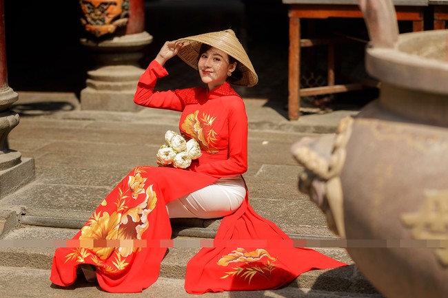 Ba Tung mac ao dai nen na don xuan-Hinh-13