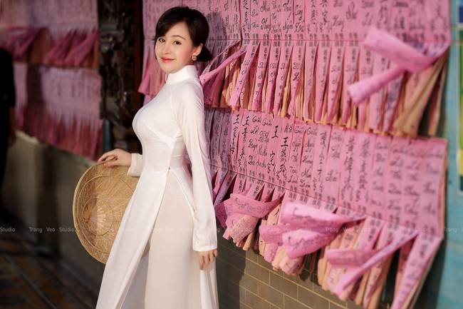 Ba Tung mac ao dai nen na don xuan-Hinh-2