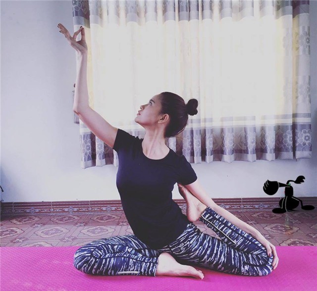 Truong Quynh Anh cham chi tap yoga khoe voc dang nong bong-Hinh-9