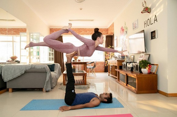 Tra Ngoc Hang tap yoga giu dang “sexy den nghet tho”-Hinh-3