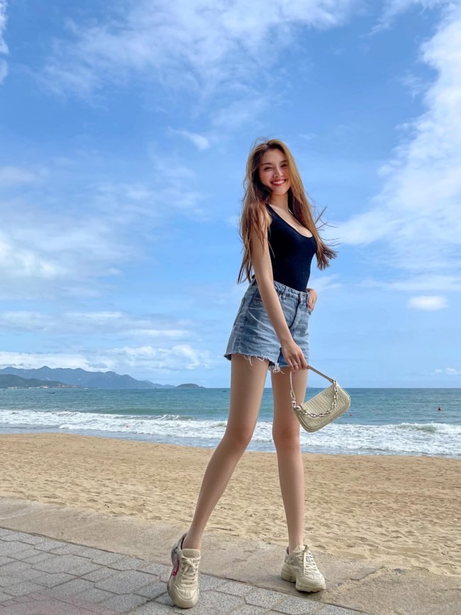 Nu MC Viet chan dai 1,1m gay sot voi gu thoi trang goi cam “muot mat”-Hinh-8