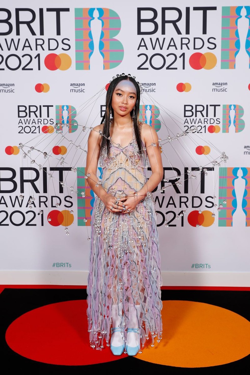 “Nong mat” loat my nhan mac trang phuc ho bao tai tham do Brit Awards 2021-Hinh-7