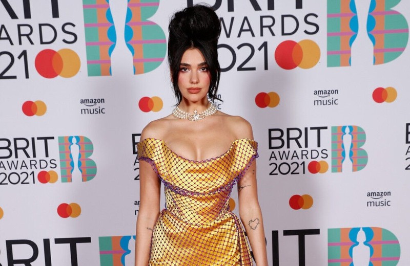 “Nong mat” loat my nhan mac trang phuc ho bao tai tham do Brit Awards 2021