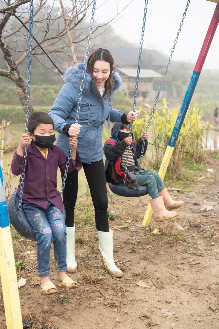 Hoa hau Thuy Tien loi bun len vung cao tang qua cac em nho-Hinh-3