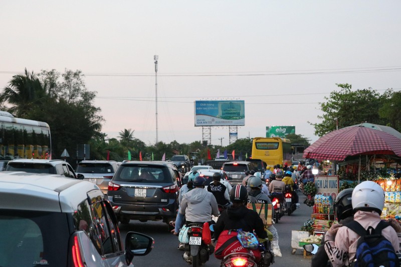 'Bien nguoi' o at ve lai TP HCM sau Tet-Hinh-17