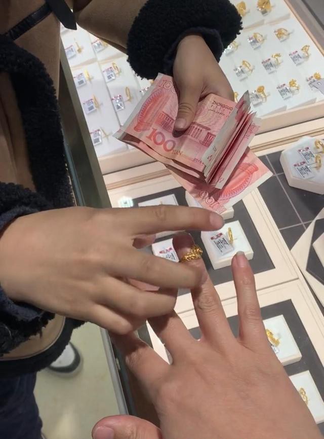 Cam dong be trai 8 tuoi gom het li xi mua tang me thu nay