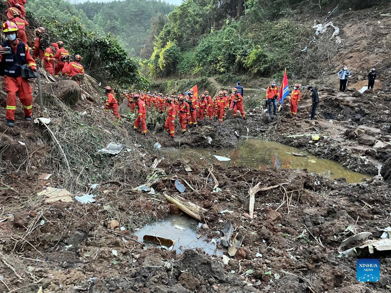 Hien truong roi may bay o TQ: Nhoi long cac di vat cua nan nhan-Hinh-10