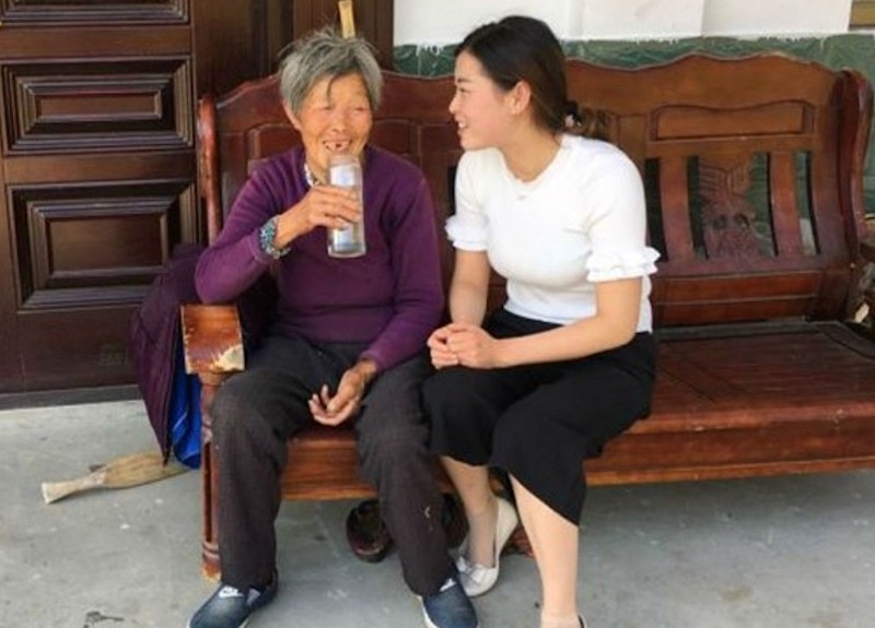 Nhat be gai bi bo roi ve nuoi, ba lao duoc tang biet thu