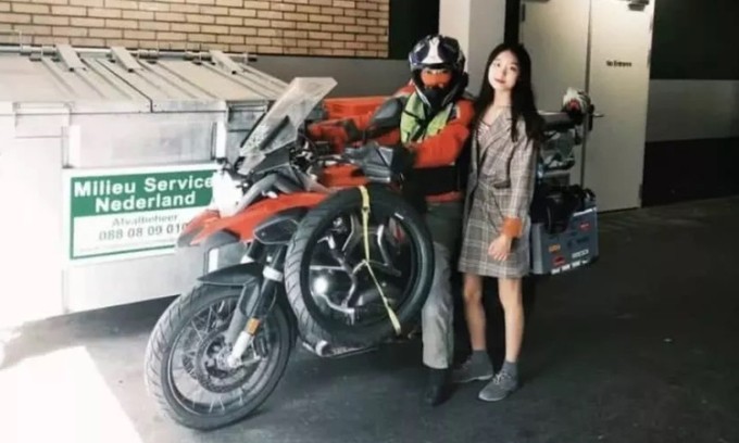 Ba me “phuot” bang xe moto vuot 25 quoc gia de tham con gai-Hinh-2