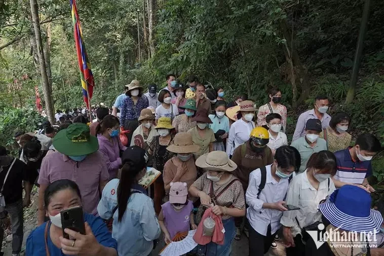 Van nguoi noi nhau do ve Den Hung truoc ngay Gio To-Hinh-2