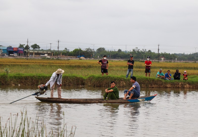 Con gai khoc nghen khi thay cha tu vong trong tu the troi tay chan-Hinh-6