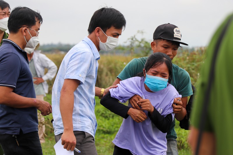 Con gai khoc nghen khi thay cha tu vong trong tu the troi tay chan-Hinh-7