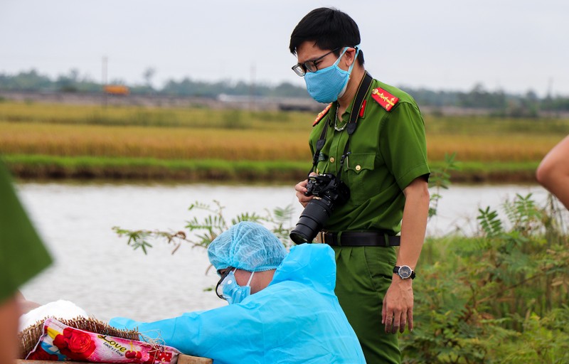 Con gai khoc nghen khi thay cha tu vong trong tu the troi tay chan-Hinh-8