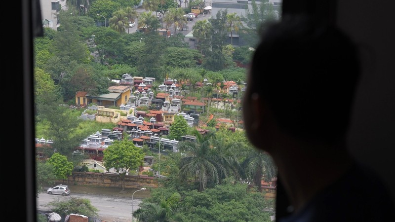 Nguoi Ha Noi ngan ngam vi nha cua sat vach nghia trang-Hinh-2