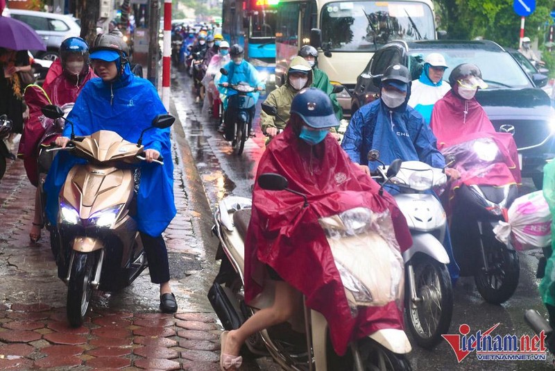 Du bao thoi tiet 12/8: Ha Noi tiep dien mua to va giong