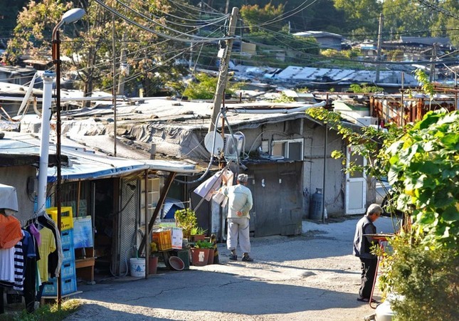 Khung canh toi tan o khu o chuot ngay canh khu nha giau Seoul-Hinh-3