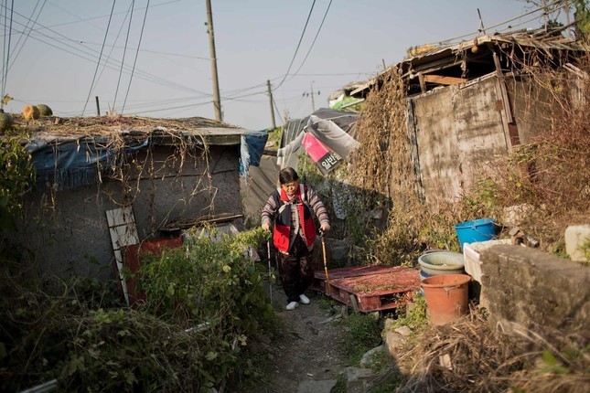 Khung canh toi tan o khu o chuot ngay canh khu nha giau Seoul-Hinh-7