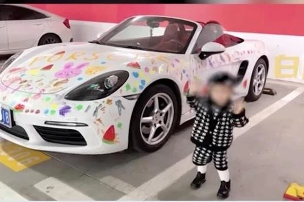 Bà mẹ đã gây tranh cãi khi cho con gái vẽ bậy lên siêu xe. Tuy nhiên, những bức ảnh liên quan đến đề tài này vẫn là một điểm nhấn độc đáo cho những ai yêu thích siêu xe. Hãy cùng khám phá và đưa ra quan điểm của riêng bạn về chủ đề này.