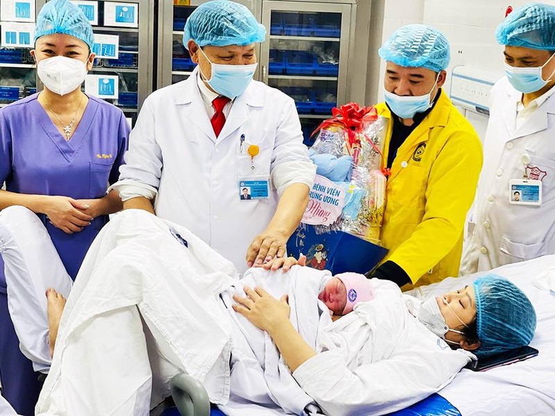 Thời khắc đón những đứa trẻ đầu tiên chào đời năm 2023 - Hình 3 Thoi khac don nhung dua tre dau tien chao doi nam 2023-Hinh-3