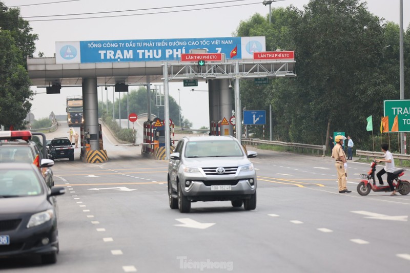 Dong nguoi do ve den Hung dang huong truoc ngay Gio To