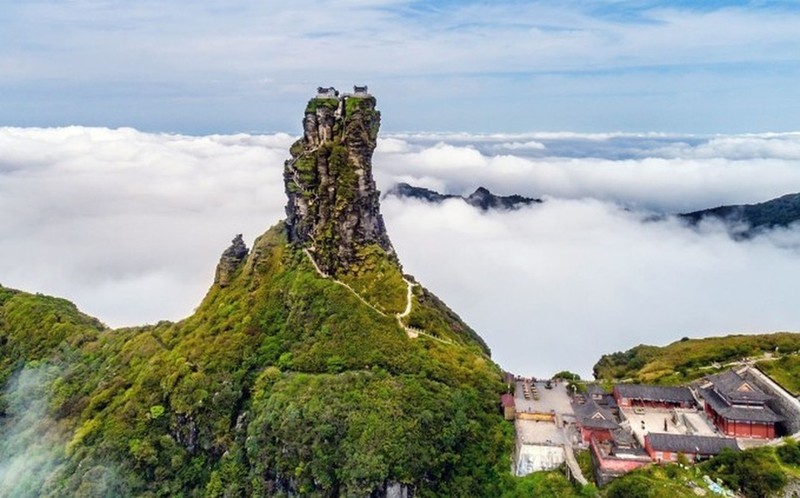 La lung nhung ngoi den nam chenh venh tren dinh nui-Hinh-3