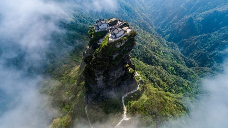 La lung nhung ngoi den nam chenh venh tren dinh nui