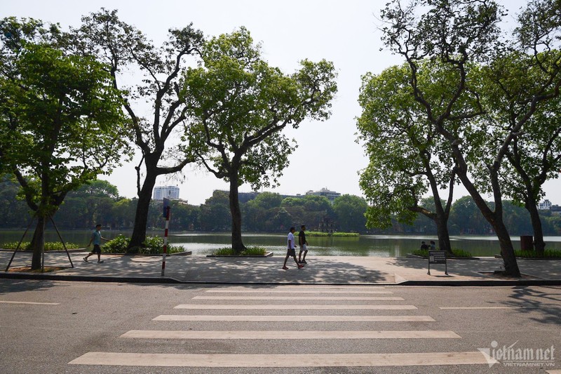 Canh la o Ha Noi ngay cuoi tuan, pho di bo Ho Guom hiem bong nguoi-Hinh-3