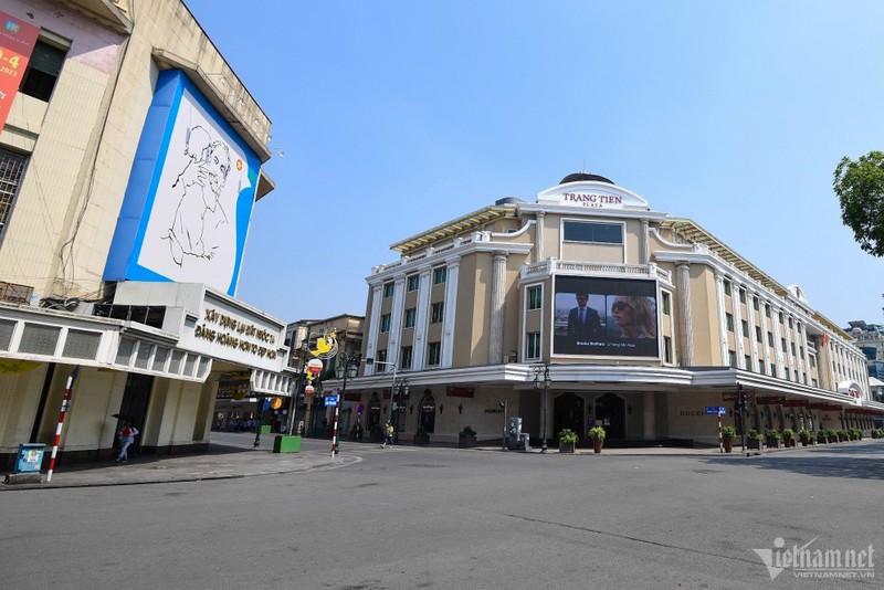 Canh la o Ha Noi ngay cuoi tuan, pho di bo Ho Guom hiem bong nguoi-Hinh-4