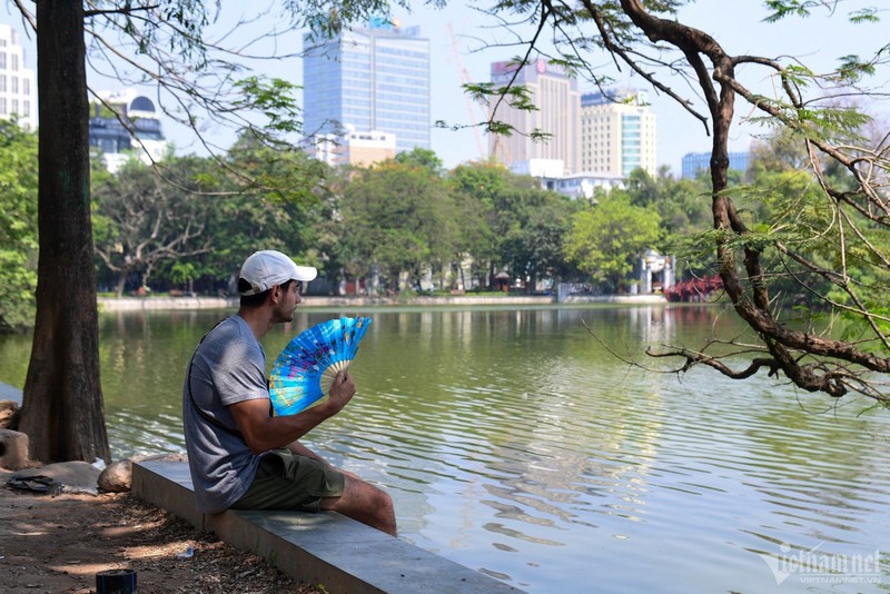 Canh la o Ha Noi ngay cuoi tuan, pho di bo Ho Guom hiem bong nguoi-Hinh-9