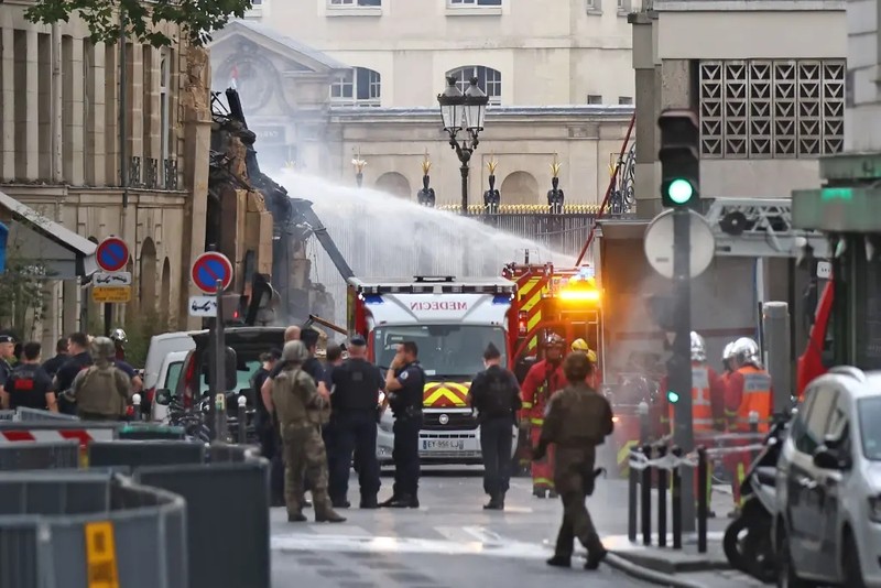 Hien truong tham khoc vu no khi gas Paris hang chuc nguoi thuong vong-Hinh-4