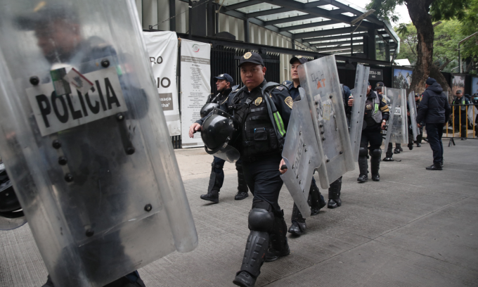 Mexico: Hon 1.000 nhan vien an ninh tim 16 canh sat bi bat coc
