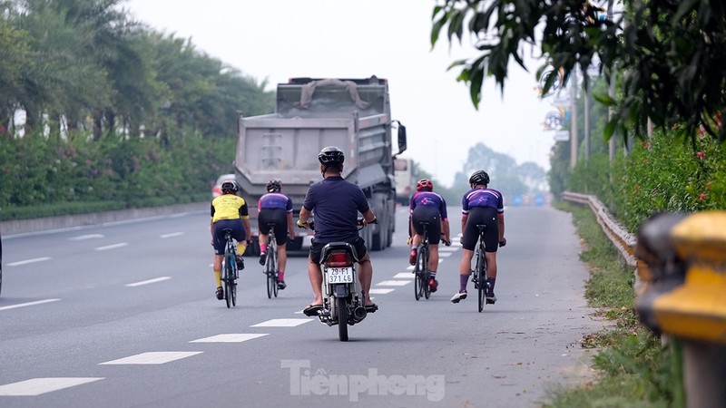 Nhung doan xe dap 'dua voi tu than' tren cao toc 80km/gio-Hinh-13