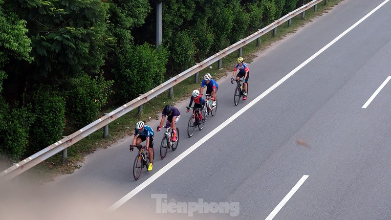 Nhung doan xe dap 'dua voi tu than' tren cao toc 80km/gio-Hinh-2