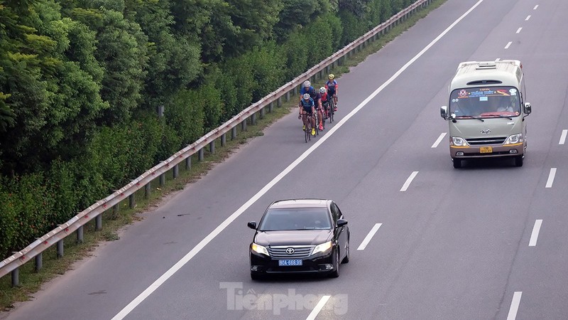 Nhung doan xe dap 'dua voi tu than' tren cao toc 80km/gio-Hinh-4