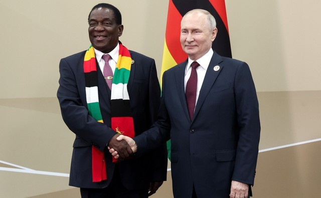 Tong thong Putin tang truc thang cho nguoi dong cap Zimbabue