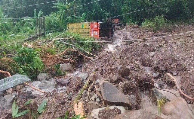 Duong tu Lao ve cua khau quoc te Cau Treo chua thong-Hinh-3