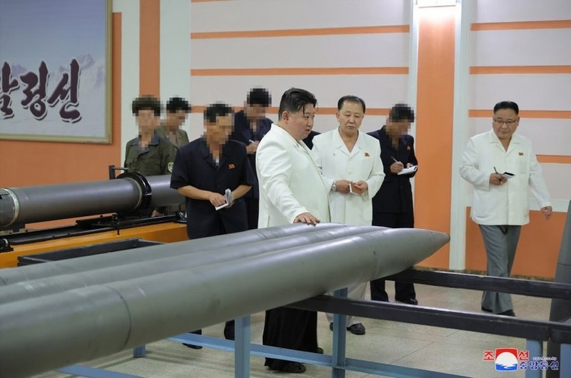 Ong Kim Jong-un thi sat nha may vu khi, lai thu xe boc thep