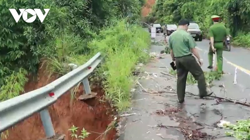 Tuyen duong huyet mach noi Binh Phuoc va Lam Dong sat lo nguy hiem