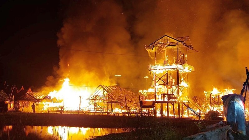 View - 	Hện trường tan hoang vụ cháy chợ nổi Pattaya của Thái Lan