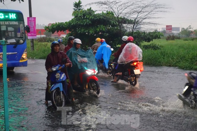 Nhieu tuyen duong TP HCM ngap nang do mua lon keo dai-Hinh-5