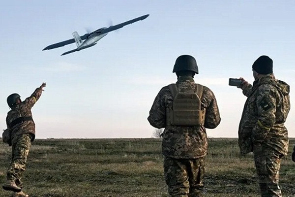 UAV bay rop troi, xe tang va linh Ukraine bi phat hien sau vai phut