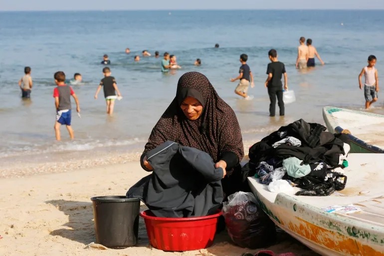 Khong co nuoc sinh hoat, nguoi dan Gaza phai tam bien o nhiem-Hinh-2