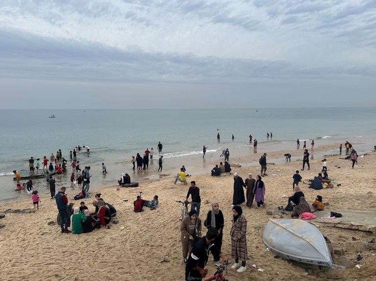 Nguoi dan Gaza tranh thu thu gian tren bai bien giua luc ngung ban