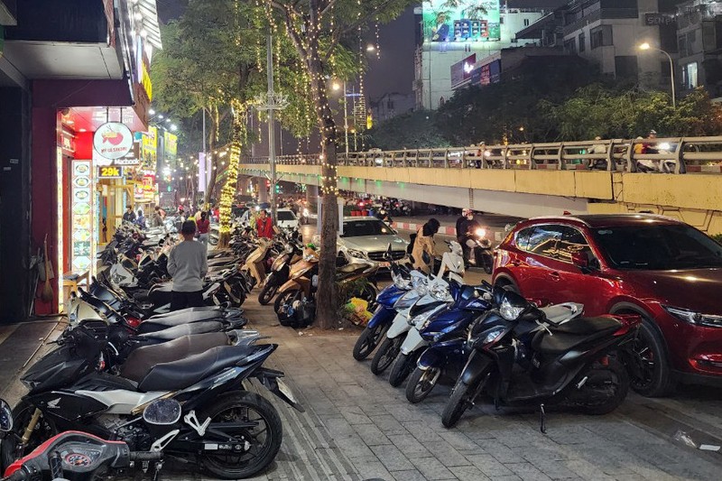 Nhin lai gan 1 nam 'cuoc chien' gianh via he cho nguoi di bo o Ha Noi-Hinh-2