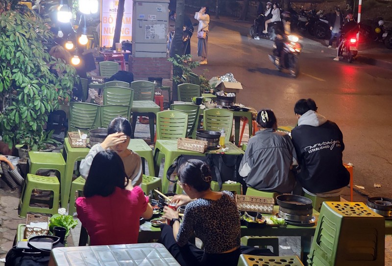 Nhin lai gan 1 nam 'cuoc chien' gianh via he cho nguoi di bo o Ha Noi-Hinh-5