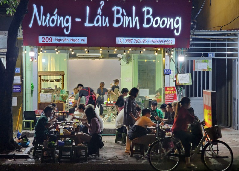 Nhin lai gan 1 nam 'cuoc chien' gianh via he cho nguoi di bo o Ha Noi-Hinh-7